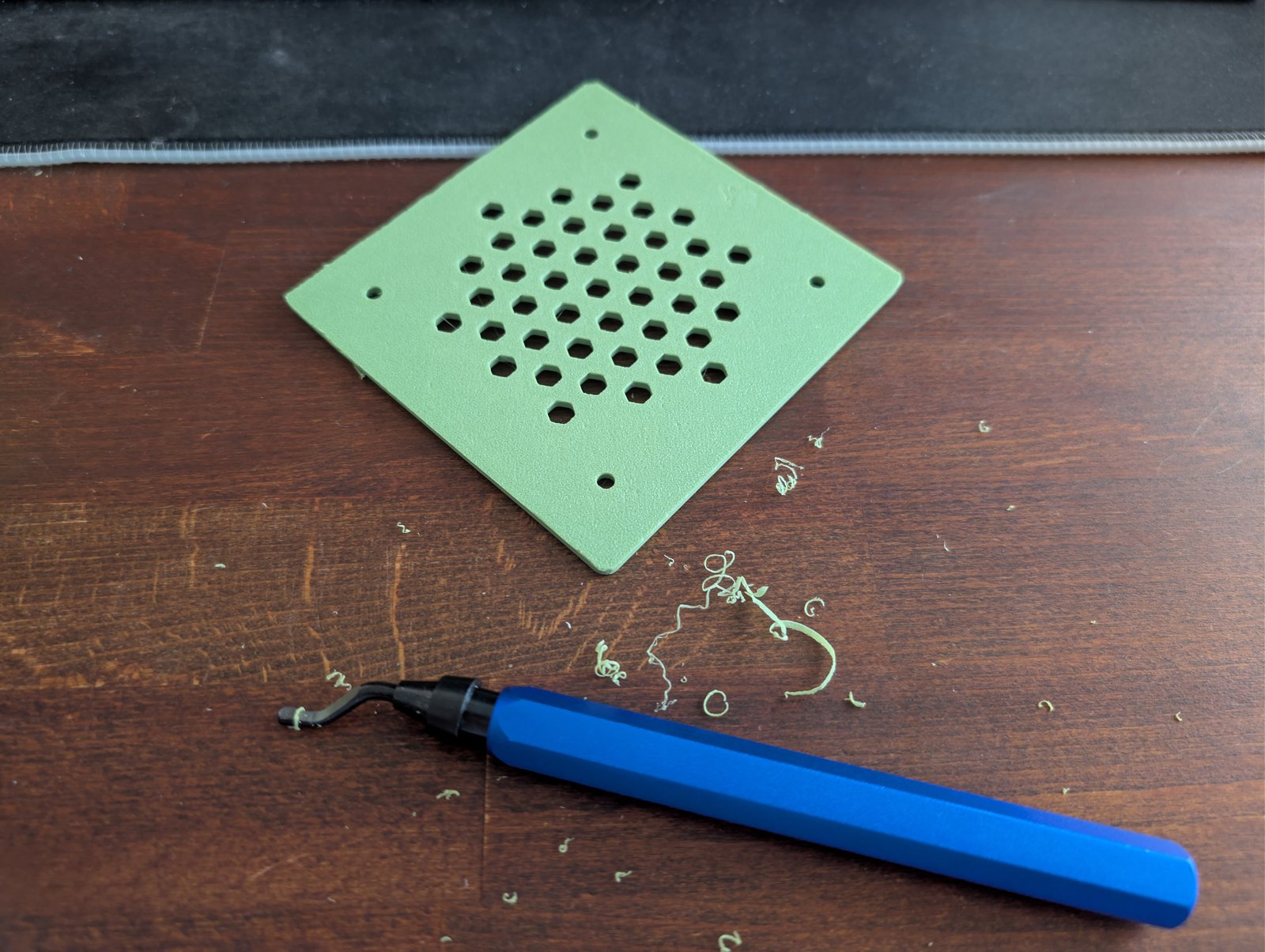 Deburring tool with cleaned lid and shavings